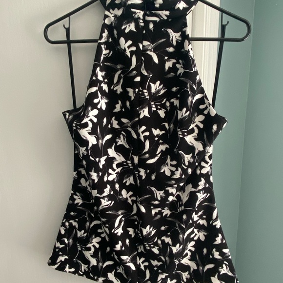 Beautiful whitehouse blackmarket halter top - Picture 6 of 9